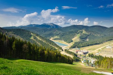 dağlar ve çayırlar güzel manzarasının ormanla kaplı
