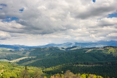 dağlar ve çayırlar güzel manzarasının ormanla kaplı