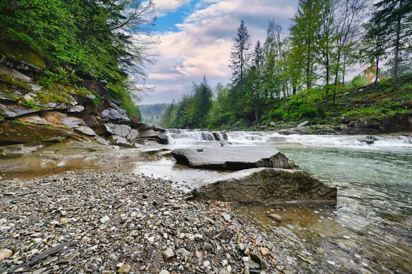 kayalar ve t arasında beyaz köpük ile dağ nehir akar