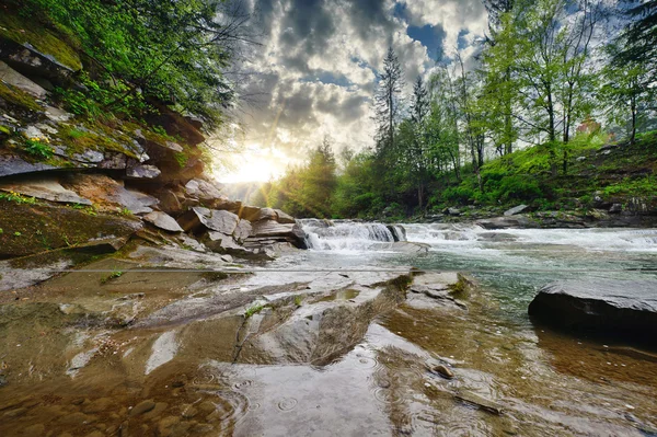 Szorstki górskiej rzece z biała piana przepływa wśród skał i t — Zdjęcie stockowe