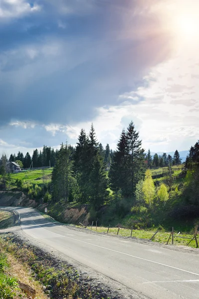 Hermosa vista sobre montañas y prados cubiertos de bosque — Foto de Stock