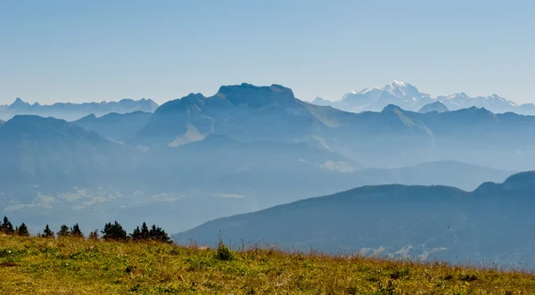 Montanhas e Mont Blanc vista de Cret de Chatillon, França — Fotografia de Stock