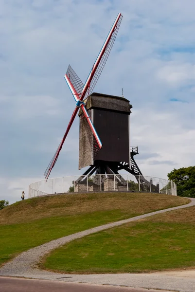 Oryginalny stary wiatrak w Brugii, Belgia — Zdjęcie stockowe