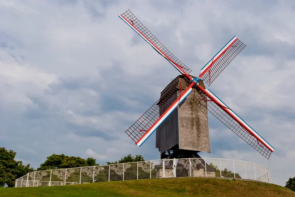 Oryginalny stary wiatrak w Brugii, Belgia — Zdjęcie stockowe