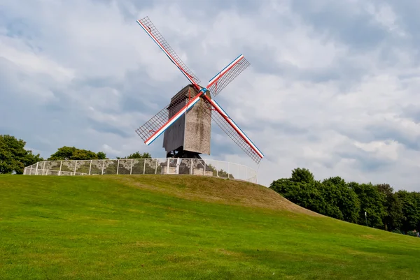 Molino de viento antiguo original en Brujas, Bélgica — Foto de Stock