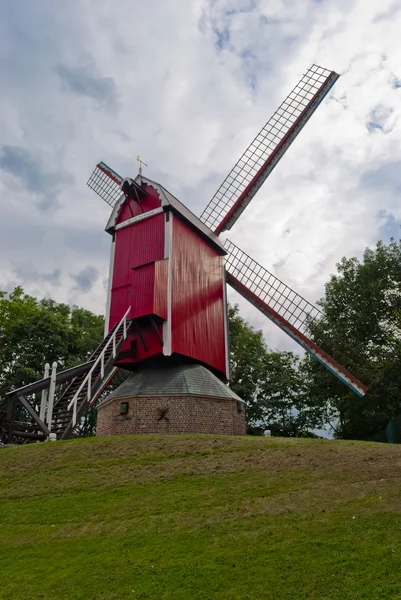 ブルージュ、ベルギーのオリジナルの古い風車 — ストック写真