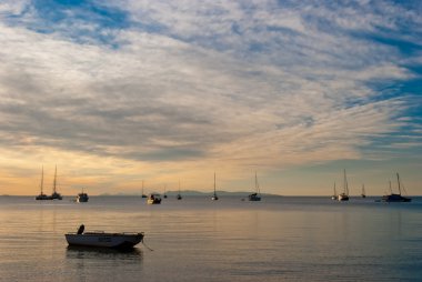 romantik günbatımı okyanus üzerinde