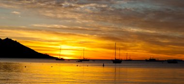 romantik günbatımı okyanus üzerinde