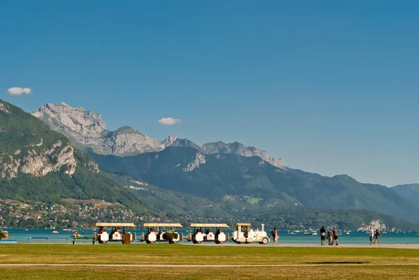 Annecy lake and turistic train, France — Stock Photo, Image