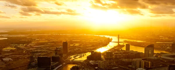 Dramatické západ slunce na moderní metropole — Stock fotografie