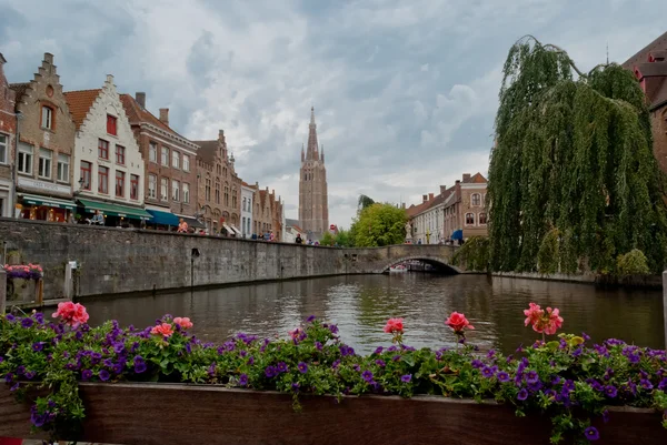 Rozenhoedkaai (Quai of the Rosary), and Belfry Tower, Bruges — Stock Photo, Image