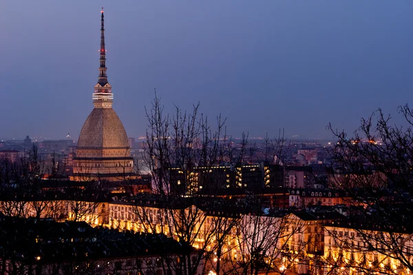Torino, a Mole Antonelliana és a Piazza Vittorio éjjel — Stock Fotó