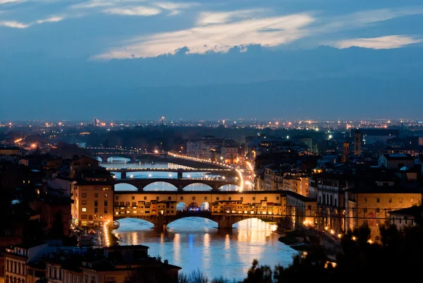 Florence, éjjel, a régi híd panoráma — Stock Fotó