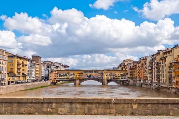 Florencie, panorama s starý most — Stock fotografie