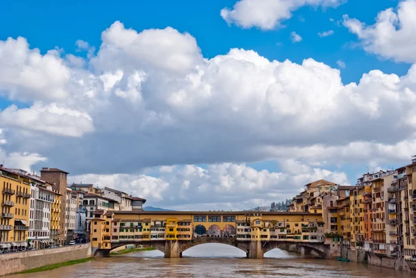 Florencie, panorama s starý most — Stock fotografie