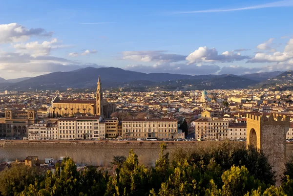 Florence, panorama Kutsal haç bazilika ile — Stok fotoğraf