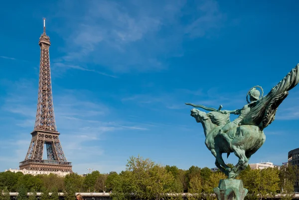 Эйфелева башня (Tour Eiffel), Париж — стоковое фото