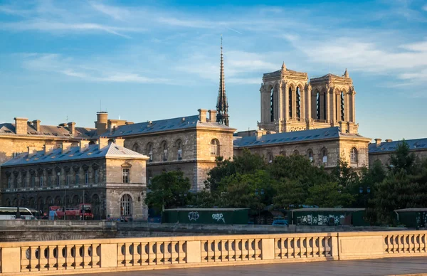 Zachód słońca na katedry notre dame, Paryż — Zdjęcie stockowe