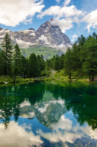 Mount cervino en blauwe lake, Valle d'Aosta — Stockfoto