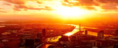 modern bir metropol olarak dramatik günbatımı