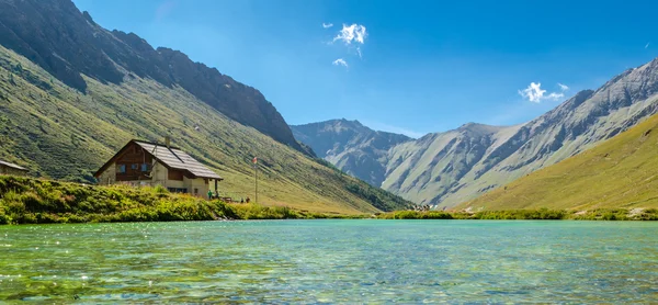 Dauw van de berg en emerald lake — Stockfoto