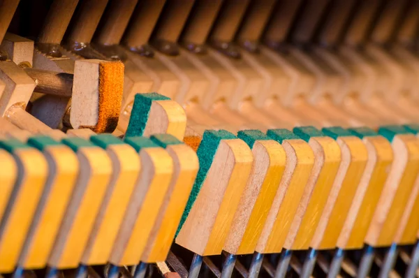 Amortiguadores y martillos verticales para piano — Foto de Stock