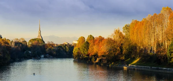 Turín (Torino), panorama con topo Antonelliana y río Po — Foto de Stock