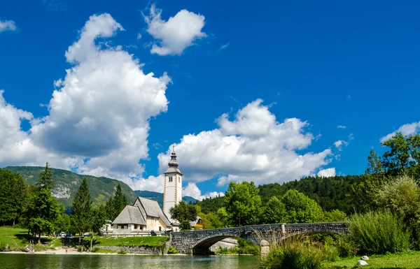 Kostel svatého Jana Křtitele, pod sjezdovkou, Slovinsko — Stock fotografie