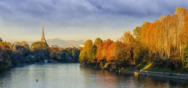 Турин (Торіно), панорама з Моле Антонелліана і річка По — стокове фото