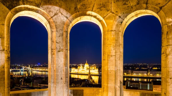 Budapest, Tuna ve Parlamento balıkçının bastion dan gece görünümü — Stok fotoğraf