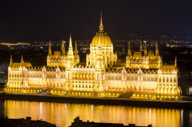Budapeşte, geceleri bina Parlamento