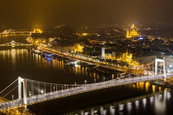 Budapeszt, noc panorama na Dunaj z mostu Elżbiety — Zdjęcie stockowe