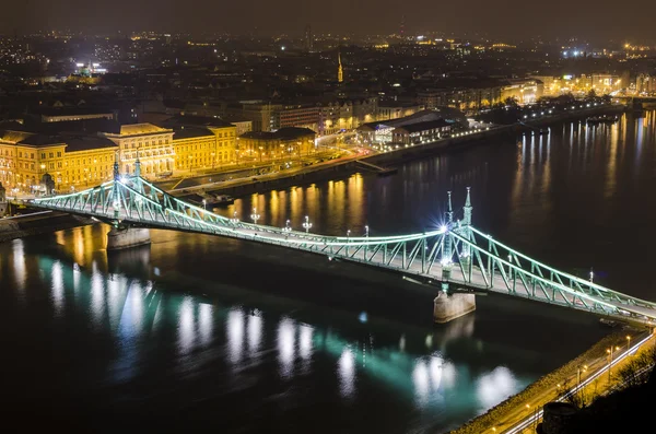 Budapesten, az Erzsébet híd éjszakai panorámában — Stock Fotó