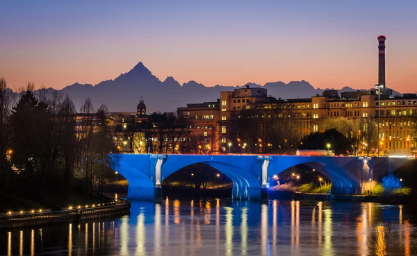 Turin (Turin), rivière Po et Monviso au coucher du soleil — Photo