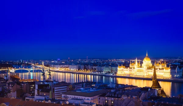 Budapest, Tuna ve Parlamento gece görünümü — Stok fotoğraf