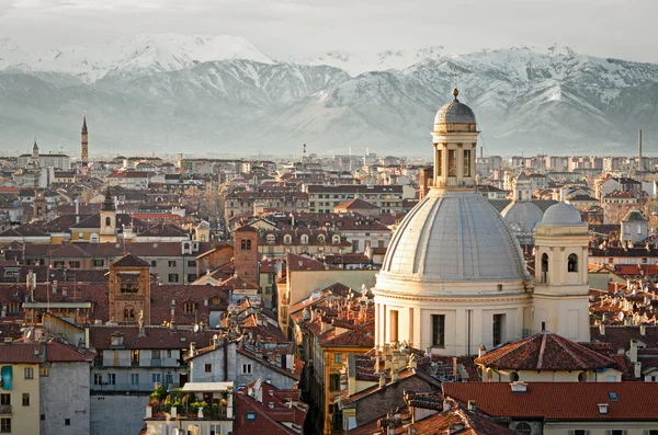 Turim (Torino), panorama com Alpes nevados — Fotografia de Stock