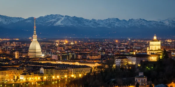 Turín (Torino), panorama nocturno con Topo Antonelliana y Alpes — Foto de Stock