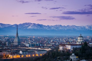 Torino (torino), alacakaranlık panorama mole antonelliana ve Alp Dağları ile