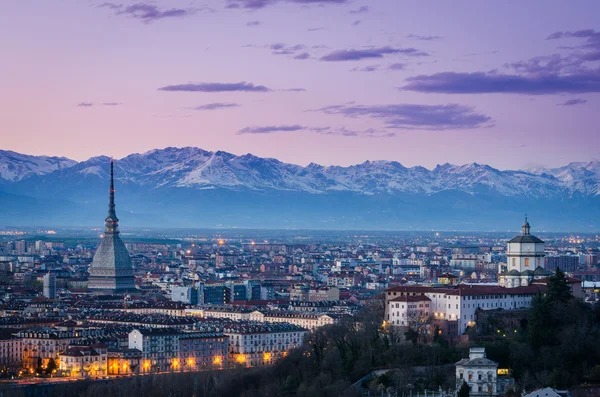 Turín (Torino), panorama crepuscular con Topo Antonelliana y Alpes —  Fotos de Stock