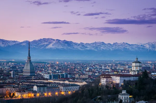 Turijn (torino), twilight panorama met mole antonelliana en Alpen Stockfoto