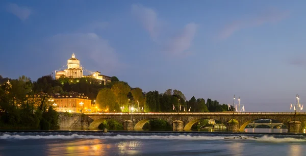 Turin (torino), river po und murazzi — Stockfoto