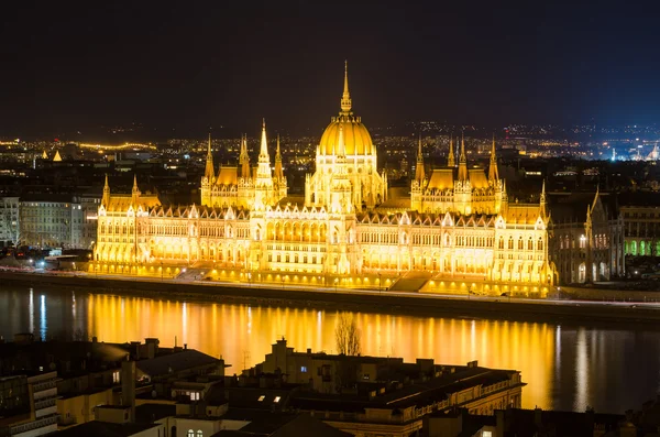 Budapest, Tuna ve Parlamento gece görünümü