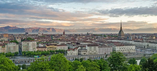 Turín (torino), panorama při východu slunce — Stock fotografie