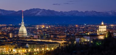 Torino (torino), gece panorama mole antonelliana ve Alp Dağları ile