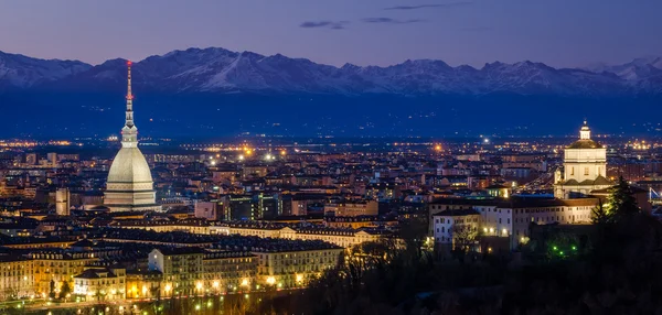 Turín (Torino), panorama nocturno con Topo Antonelliana y Alpes — Foto de Stock