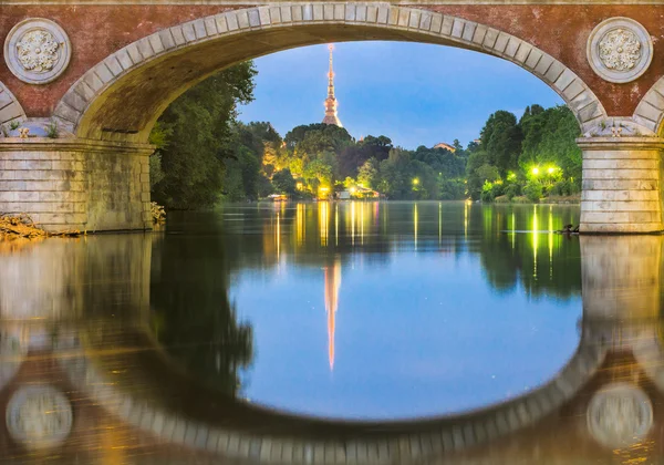 Turin (torino), floden po och mole antonelliana — Stockfoto