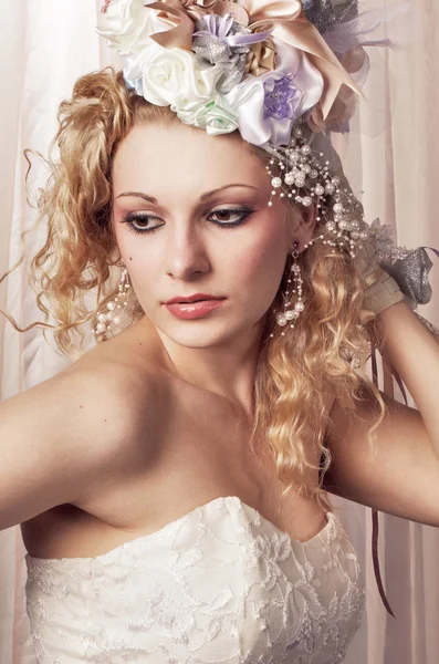 Belle fille avec une tête de fleurs — Photo