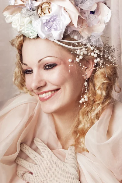 Menina bonita com uma cabeça de flores — Fotografia de Stock