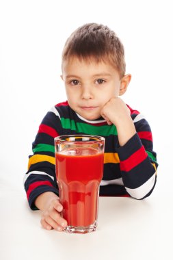 domates suyu ile çocuk