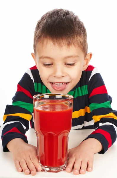 Ragazzo con succo di pomodoro — Foto Stock